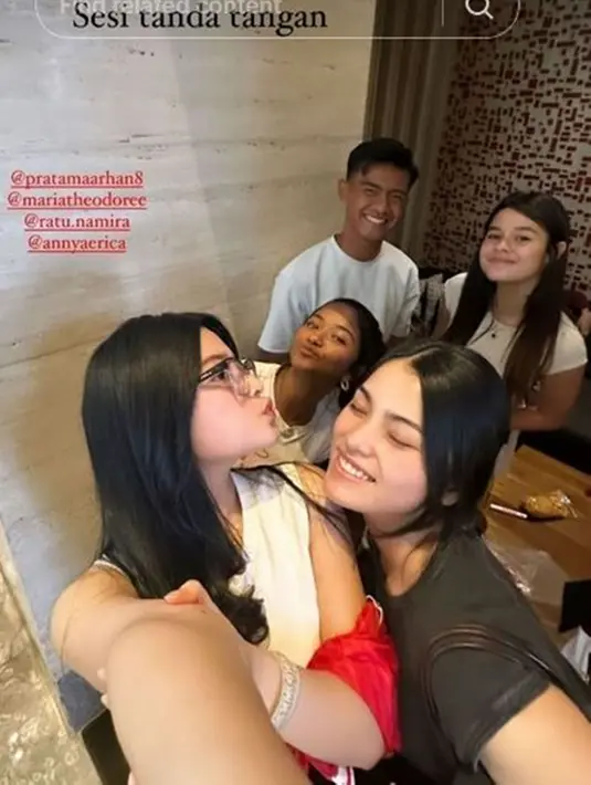 Maria Theodore merupakan sahabat Azizah Salsha. Wajar jika beberapa momen ia terlihat bersama Arhan. Arhan berusaha untuk bergaul dengan circle pertemanan Azizah Salsha termasuk berteman dengan Maria. (Liputan6.com/IG/mariatheodoree)