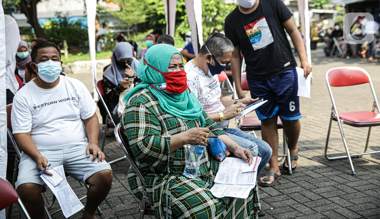 Warga antre mengikuti vaksinasi COVID-19 keliling di Kebon Kacang, Jakarta, Jumat (9/7/2021). Pemerintah Provinsi DKI Jakarta meluncurkan 16 mobil vaksin COVID-19 keliling guna mempercepat pencapaian target vaksinasi COVID-19 di Ibu Kota. (Liputan6.com/Faizal Fanani)