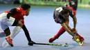 Kapten tim hoki putra DKI Jakarta, Daarul Quthni (kanan) berebut bola dengan pemain Jawa Barat saat laga final hoki PON XIX Jabar di Gymnasium UPI, Bandung, Senin (19/9). Jawa Barat menundukan DKI Jakarta dengan skor 3-1. (Liputan6.com/Helmi Fithriansyah)