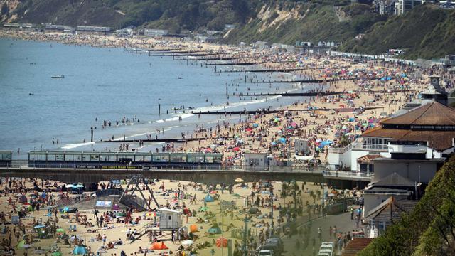 Warga Inggris Berbondong-bondong ke Pantai