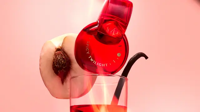 Dua Sisi Persona Jennifer Coppen dalam Aroma Parfum Love Magnet