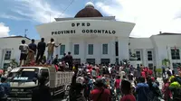 Aliansi Masyarakat Penambang Suwawa (AMPS) saat menggeruduk kantor DPRD Provinsi Gorontalo (Arfandi Ibrahim/Liputan6.com)