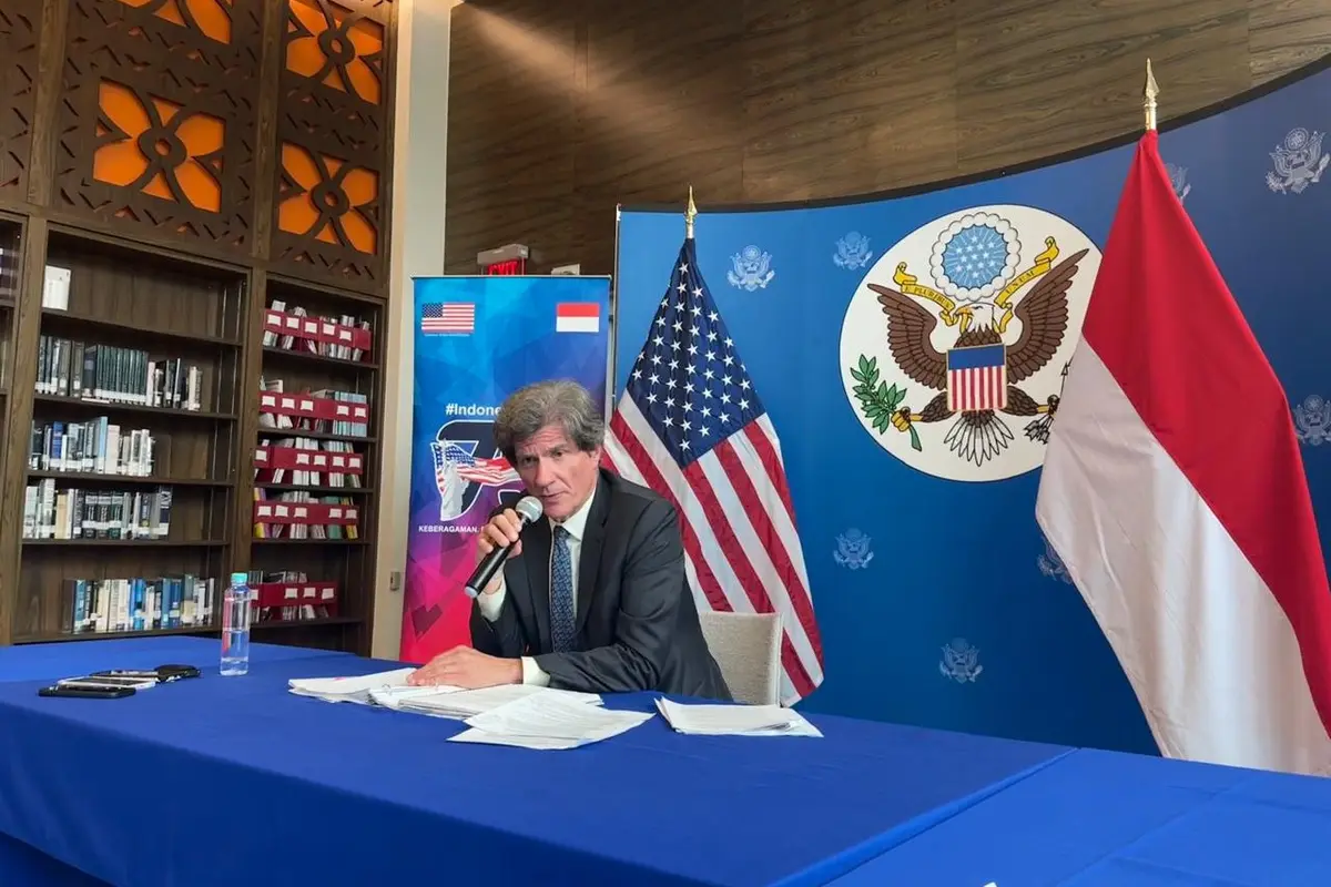 Wakil Menteri Luar Negeri Amerika Serikat (AS) untuk Pertumbuhan Ekonomi, Energi, dan Lingkungan, Jose W. Fernandez dalam pertemuan dengan sejumlah media di Kedutaan Besar AS, Jakarta, Senin (15/7/2024). (Liputan6/Benedikta Miranti)