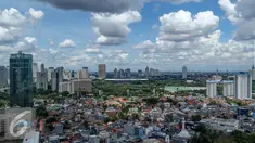 Pemandangan gedung bertingkat mulai memadati di ibukota Jakarta, Sabtu, (1/10). Tiap tahun Jakarta menambah koleksi gedung bertingkat. (Liputan6.com/Fery Pradolo)