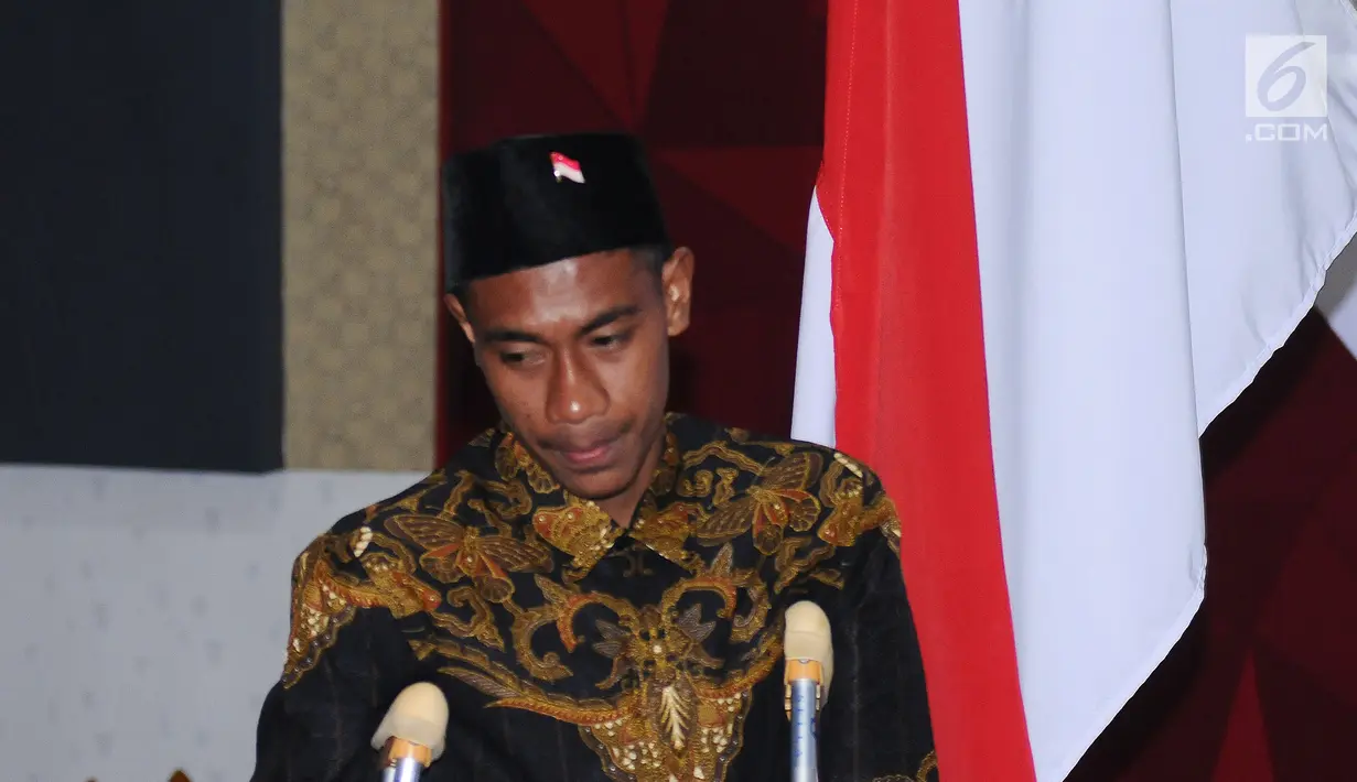 Pemain Timnas Indonesia U-16, Hamsa Lestaluhu usai prosesi penciuman bendera saat upacara pelepasan di Gedung Flamboyan, Mako Kopassus, Jakarta, Kamis (6/7). Timnas U-16 akan berlaga di Piala AFF U-15 Thailand, 9-22 Juli. (Liputan6.com/Helmi Fithriansyah)