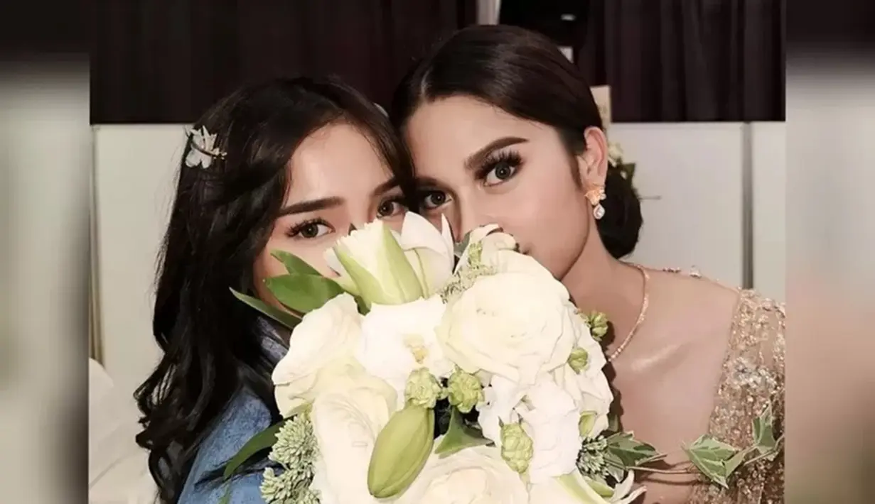 Fuji dan Azizah Salsha memang bersahabat dekat. Melihat sahabat dekatnya menikah, Fuji turut hadir ke acara pernikahan Azizah dan Arhan. Fuji menjadi bridesmaid yang bahkan juga berhasil dapat buket lemparan saat acara nikahan. (Liputan6.com/IG/fuji_an)