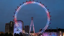 Eye menyalakan lampu berwarna merah, biru dan putih untuk menghormati kelahiran bayi laki-laki  Pangeran Harry dan Meghan Markle di London, Senin (6/5/2019). Bayi yang hingga kini belum diberi nama tersebut, lahir pada pukul 5:26 pagi waktu setempat dengan berat 3,2 kg. (Tolga AKMEN/AFP)