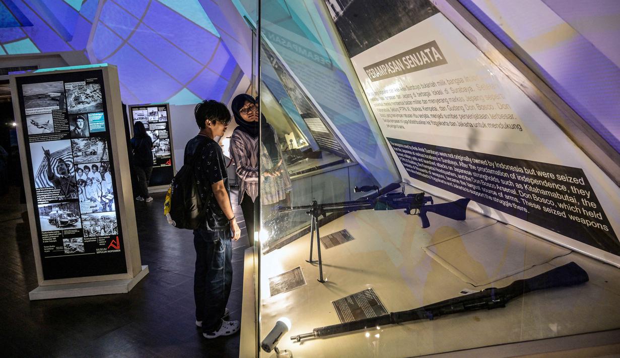Gelaran ini menjadi bagian dari pameran lintas museum bertajuk Bajawara, sebuah proyek dari UPTD Museum dan Gedung Seni Budaya Disbudporapar Kota Surabaya. Tampak dalam foto, pengunjung mengamati senjata-senjata yang disita Indonesia dari pasukan Jepang di tengah Pertempuran Surabaya, yang terjadi pada bulan November 1945 antara pejuang Indonesia melawan pasukan Sekutu Inggris dan NICA untuk menegakkan kembali kekuasaan kolonial Belanda setelah berakhirnya Perang Dunia II, dalam acara 'Malam di Museum 2025' di Museum 10 November, Surabaya, Jawa Timur, Sabtu 29 November 2025. (Juni KRISWANTO/AFP)