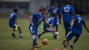 Gelandang Persib, Kim Kurniawan, mengontrol bola saat latihan di Stadion GBLA, Jawa Barat, Kamis (20/7/2017). Persib bersiap menghadapi Persija pada laga Liga 1. (Bola.com/Vitalis Yogi Trisna)