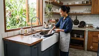 9 Cara Menata Bak Cuci Piring Dekat Kompor agar Air Tidak Mengotori Area Masak