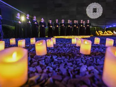 Sejumlah orang ambil bagian dalam acara penyalaan lilin untuk mengenang para korban Pembantaian Nanjing di hari peringatan nasional ketujuh di Balai Peringatan Korban Pembantaian Nanjing oleh Tentara Jepang di Nanjing, ibu kota Provinsi Jiangsu, China timur, pada 13 Desember 2020. (Xinhua/Li Bo)