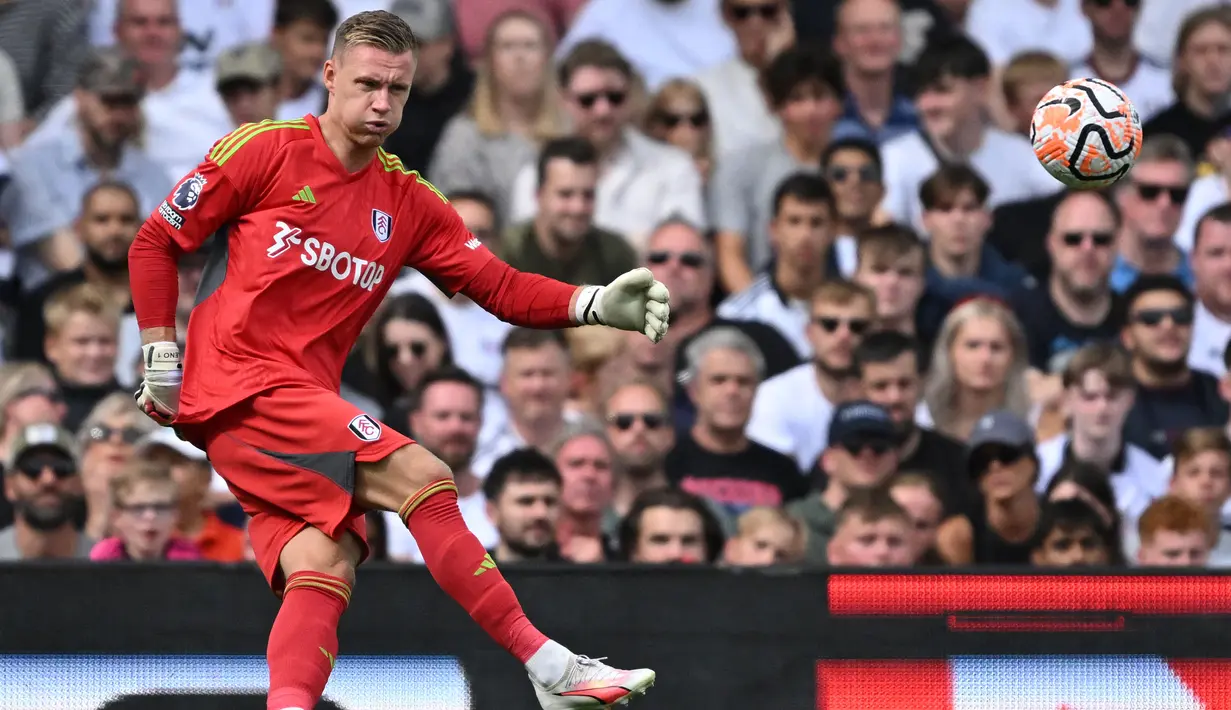 Bernd Leno didatangkan Fulham dari Arsenal pada awal musim 2022/2023 dengan nilai transfer hanya 3,6 juta euro dan langsung menjadi kiper utama di bawah mistar gawang The Cottagers menggeser posisi Marek Rodak. (AFP/Justin Tallis)