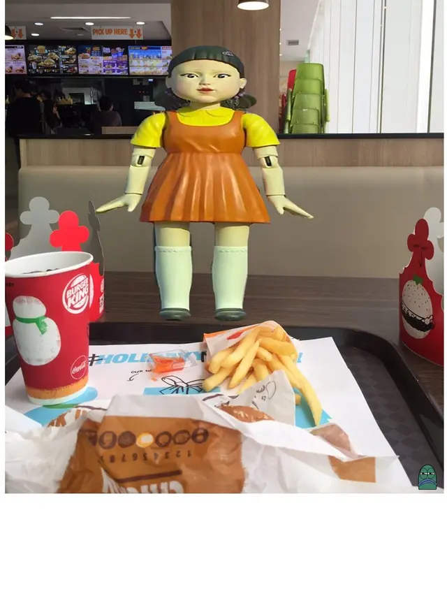 7 Editan Foto Netizen Agar Ada Teman Makan di Depannya Ini Bikin Geleng Kepala
