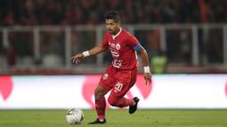 Stiker Persija Jakarta, Bambang Pamungkas, saat melawan Persebaya Surabaya pada laga Liga 1 di SUGBK, Jakarta, Selasa (17/12). Bepe mengakhiri kariernya pada musim ini. (Bola.com/Yoppy Renato)