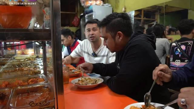 [Fimela] Raffi Ahmad makan di warteg