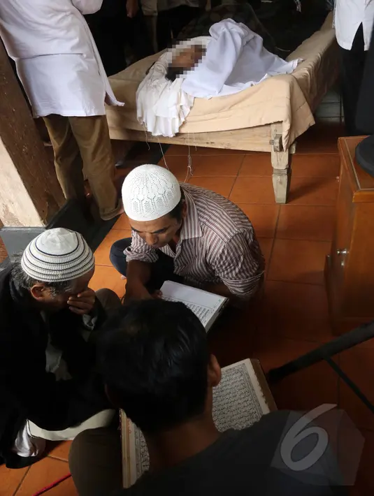 Keluarga dan kerabat berkumpul di depan jenazah Didi Petet di rumah duka kawasan Ciputat, Tangerang Selatan, Jumat (15/5/2015). Tampak sanak saudara membacakan doa di depan jenazah pria bernama asli Didi Widiatmoko tersebut. (Liputan6.com/Helmi Afandi)
