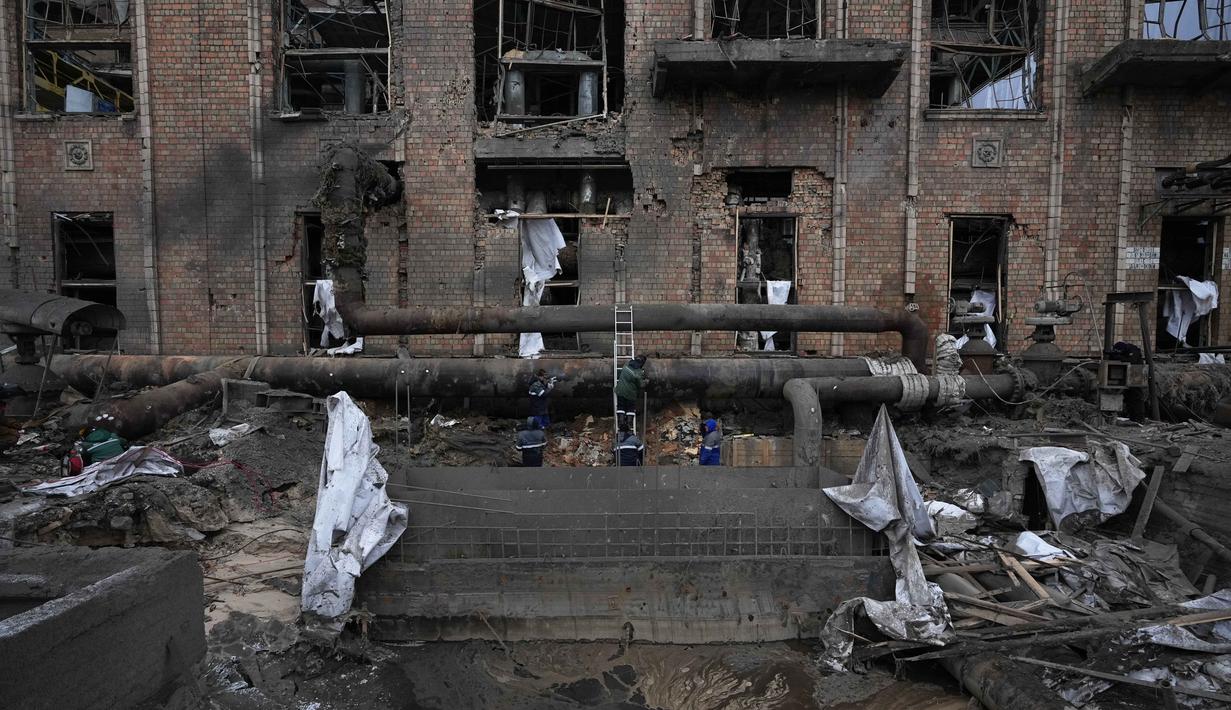 Lebih dari 1.100 gedung apartemen terdampak langsung pemadaman listrik. Tampak dalam foto, para pekerja membersihkan kerusakan di Pembangkit Listrik Tenaga Panas (PLTP) Darnytsia setelah serangan Rusia di Kyiv, Ukraina, Rabu 4 Februari 2026. (AP Photo/Sergei Grits)