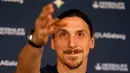 Pemain anyar LA Galaxy, Zlatan Ibrahimovic dalam konferensi pers bersama Major League Soccer (MLS) di StubHub Center, California, Jumat (30/3). Ibrahimovic pertama kali diperkenalkan sebagai pemain anyar Los Angeles Galaxy. (AP/Ringo H.W. Chiu)