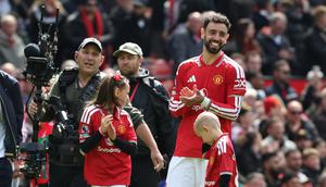 Gelandang Manchester United, Bruno Fernandes, tersenyum di lapangan setelah penampilan kandang terakhir mereka dalam pertandingan Liga Inggris antara Manchester United melawan Nottingham Forest di Old Trafford, Manchester, Inggris barat laut, pada 17 Mei 2026. United memenangkan pertandingan tersebut dengan skor 3-2. (Darren Staples / AFP)