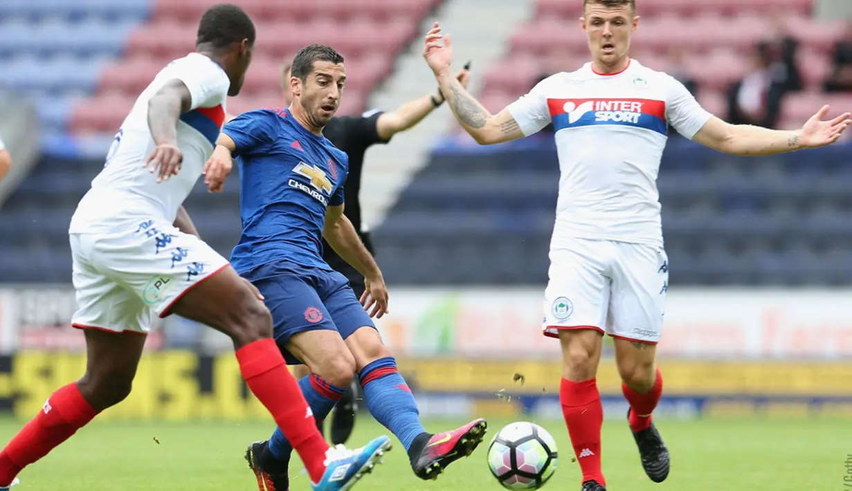 Aksi pemain baru MU, Henrikh Mkhitaryan, saat melawan Wigan Athletic dalam laga persahabatan di Stadion DW, Wigan, (16/7/2016). (Bola.com/Twitter/ManUtd)