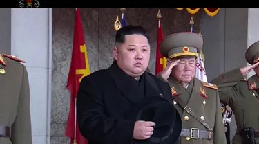 Pemimpin Korea Utara Kim Jong-un saat tengah menghadiri sebuah parade militer di Pyongyang, Korea Utara (8/2). Korea Utara mengadakan parade militer dan demonstrasi di Kim Il Sung Square. (KRT via AP Video)