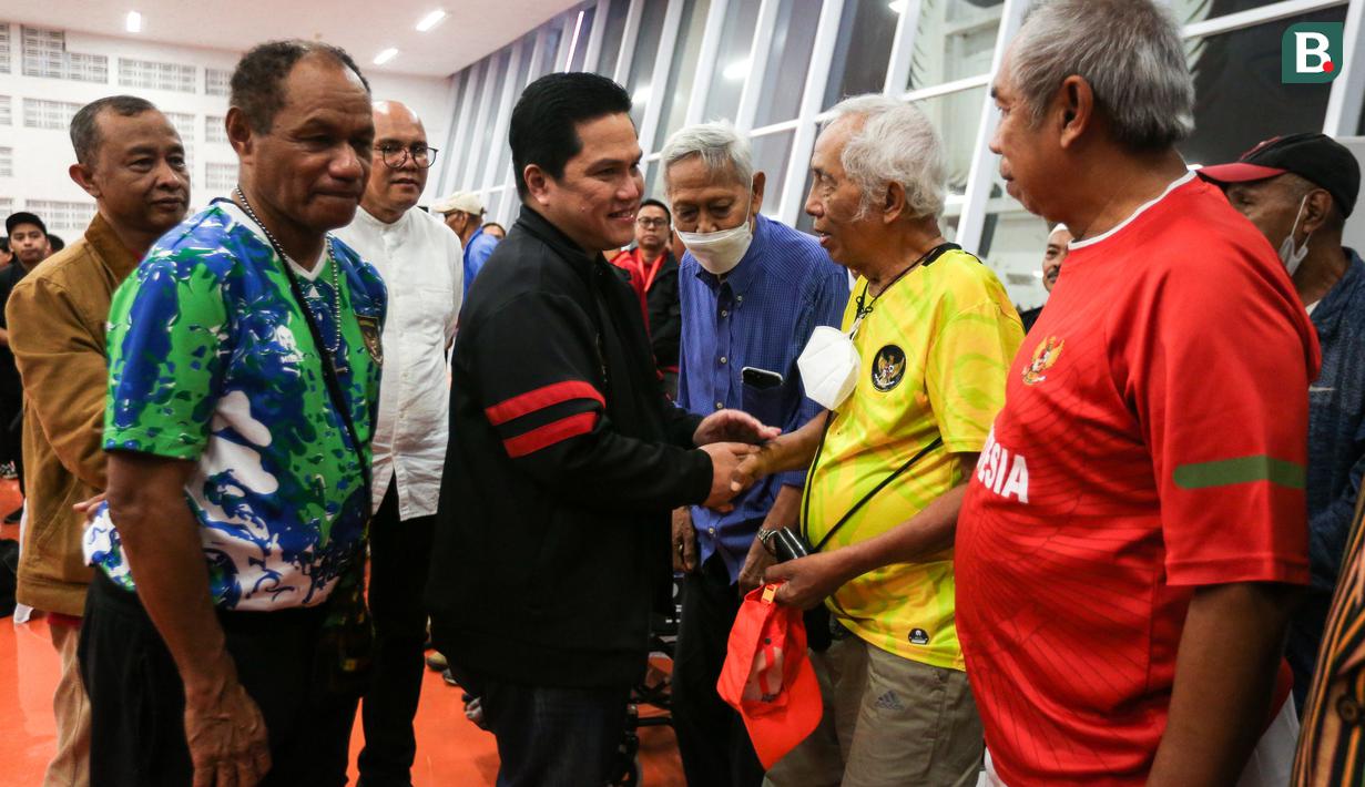 Ketua Umum PSSI, Erick Thohir memberikan bantuan untuk para legenda Timnas Indonesia dan mantan wasit Indonesia saat acara menyambut Hari Ulang Tahun PSSI ke-93 di Selasar VIP Barat Stadion Utama Gelora Bung Karno (SUGBK), Senayan, Jakarta, Jumat (14/04/2023). (Bola.com/Bagaskara Lazuardi)