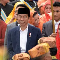 Tarian menyambut kedatangan Jokowi dan rombongan. Tarian terus mengiringi hingga Presiden Jokowi masuk ke tenda besar. Keduanya disambut oleh keluarga Bobby seperti Raja. (Deki Prayoga/Bintang.com)