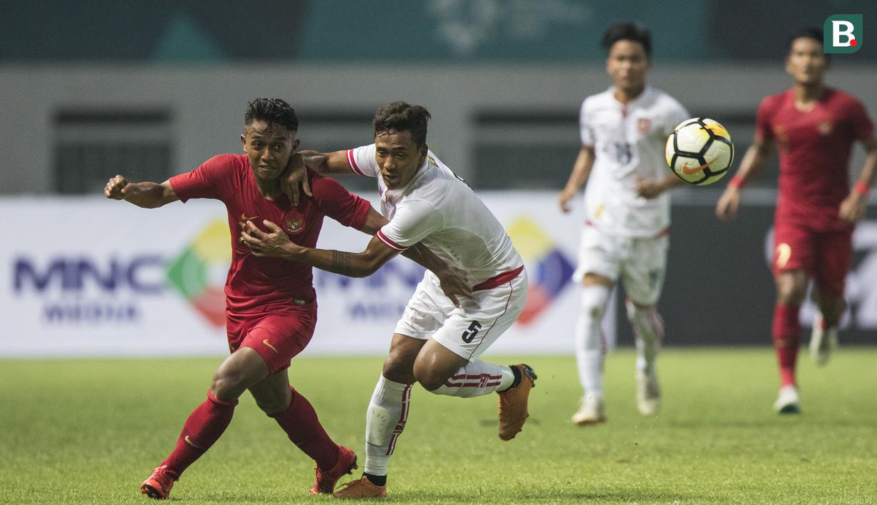 Gelandang Timnas Indonesia, Febri Hariyadi, berusaha mengejar bola saat melawan Myanmar pada laga persahabatan di Stadion Wibawa Mukti, Jawa Barat, Rabu (10/10). Indonesia menang 3-0 atas Myanmar(Bola.com/Vitalis Yogi Trisna)