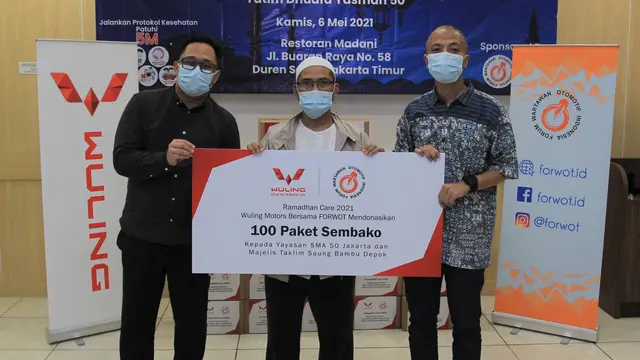 Menggandeng Forum Wartawan Otomotif (Forwot), Wuling menyalurkan sumbangan berupa 100 paket sembako (Ist)