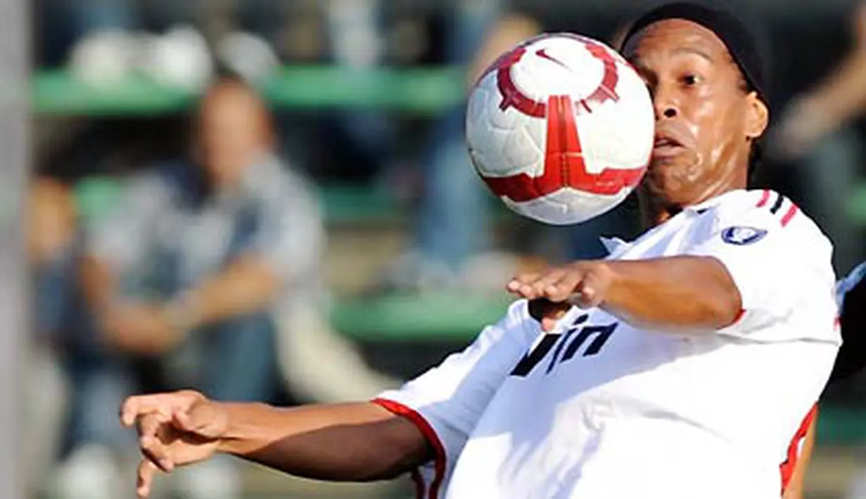 Penyerang AC Milan, Ronaldinho mengontrol bola saat Rossoneri bertandang ke Atalanta dalam lanjutan Serie A di Stadion Azzurri d'Italia, Bergamo, 4 Oktober 2009.AFP PHOTO/GIUSEPPE CACACE