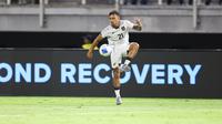 Winger Timnas Indonesia, Dean James saat melawan Lebanon pada FIFA Matchday di Stadion Gelora Bung Tomo, Surabaya, Senin (8/9/2025). (Bola.com/Abdul Aziz)