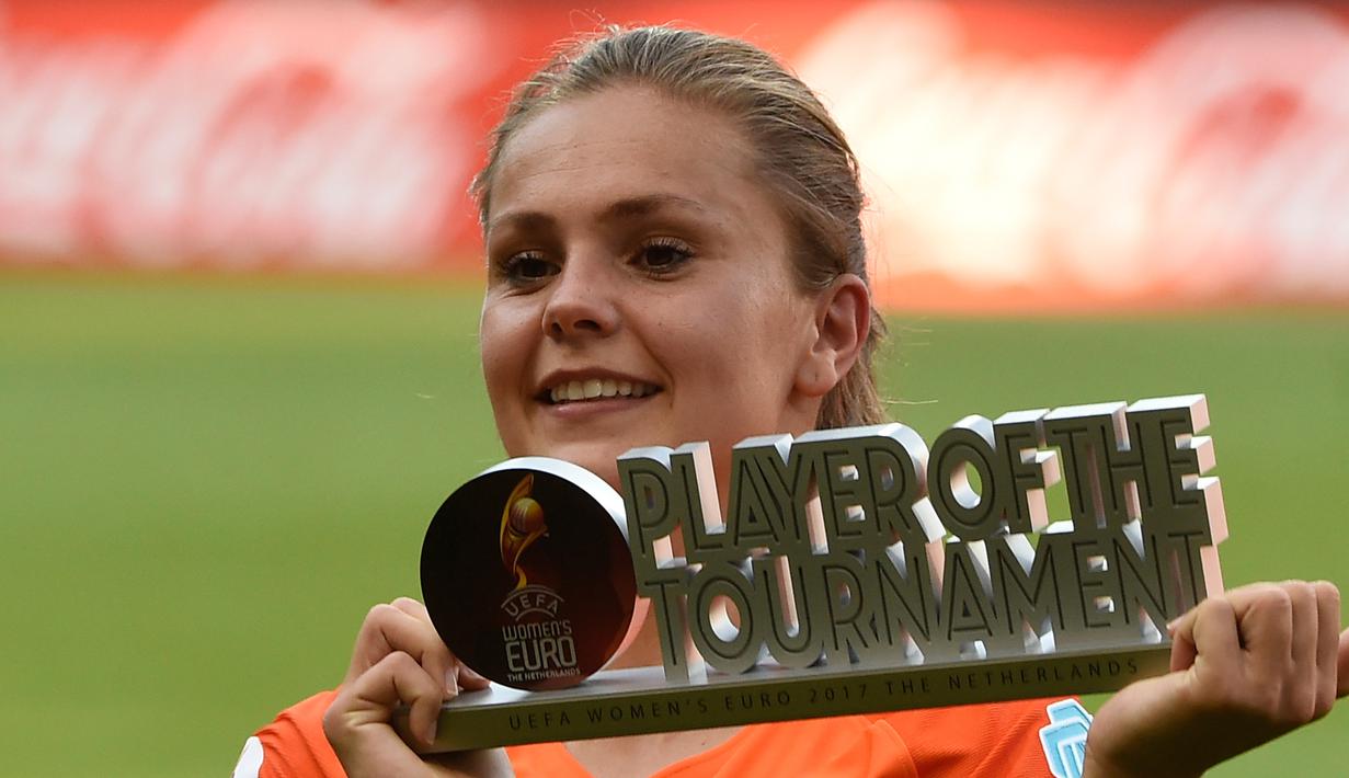 Gelandang Belanda Lieke Martens tersenyum saat menunjukkan trofi pemain terbaik usai final UEFA Women's Euro 2017 antara Belanda dan Denmark di Stadion Fc Twente di Enschede (7/8). Belanda menang dengan skor 4-2 atas Denmark. (AFP Photo/John Thys)