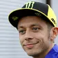 Pebalap Yamaha Movistar, Valentino Rossi, melempar senyum saat mendatangi paddock di Sirkuit Motegi, Tochigi Prefecture, Kamis (12/10/2017). MotoGP Jepang akan bergulir pada Minggu ini. (AP/Shizuo Kambayashi)