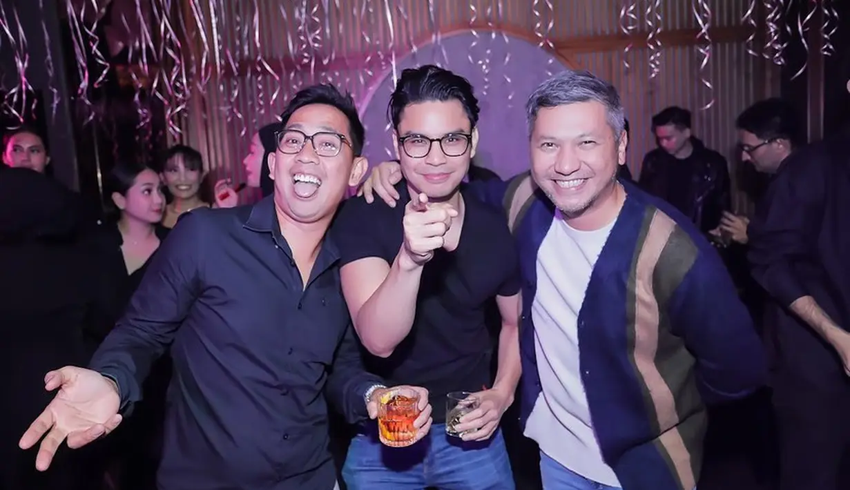 Gading Martin tampak ikut memeriahkan ulang tahun artis senior tersebut. ""Enjoy moments before they become memories." Thank you all...,"tulis Olla Ramlan. [Instagram/ollaramlan]