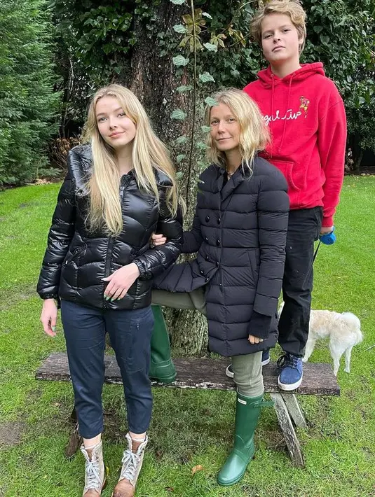 Rambut blonde menjadi daya tarik Apple Martin yang mengikuti sang mama. Dalam beberapa kesempatan, ia juga kerap tampil twinning dengan mamanya. [Foto: Instagram @gwynethpaltrow]