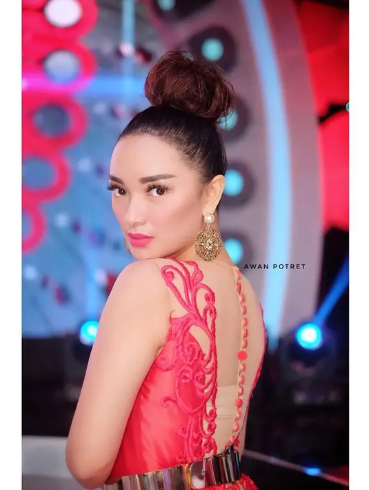 Salah satu netizen mengkritik Zaskia modal bokong doang. Bahkan si pemilik akun @rully_sunarti tersebut mengatakan kalau tak ada isi kepalanya. (Instagram/zaskia_gotix)