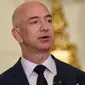 Peringkat ketiga diisi oleh Jeff Bezos yang miliki kekayaan US$72,8 miliar. Kekayaan CEO dari amazon.com bertambah sebanyak US$27,6 miliar atau sekitar Rp968 triliun pada tahun ini. (AP Photo/Susan Walsh)