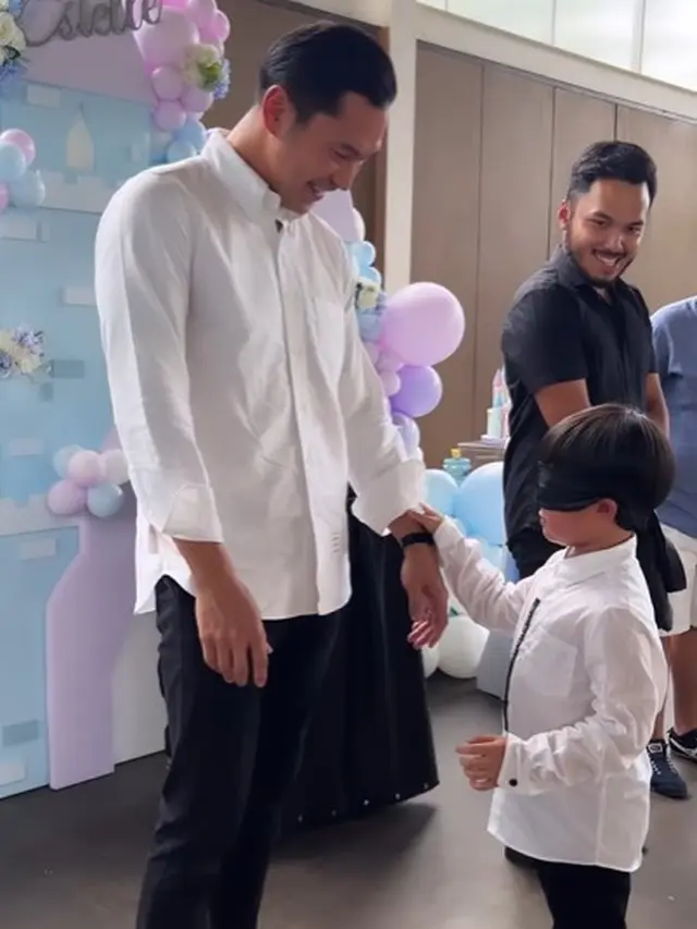 Raphael Moeis kenali ayahnya (Instagram/sandradewi88)