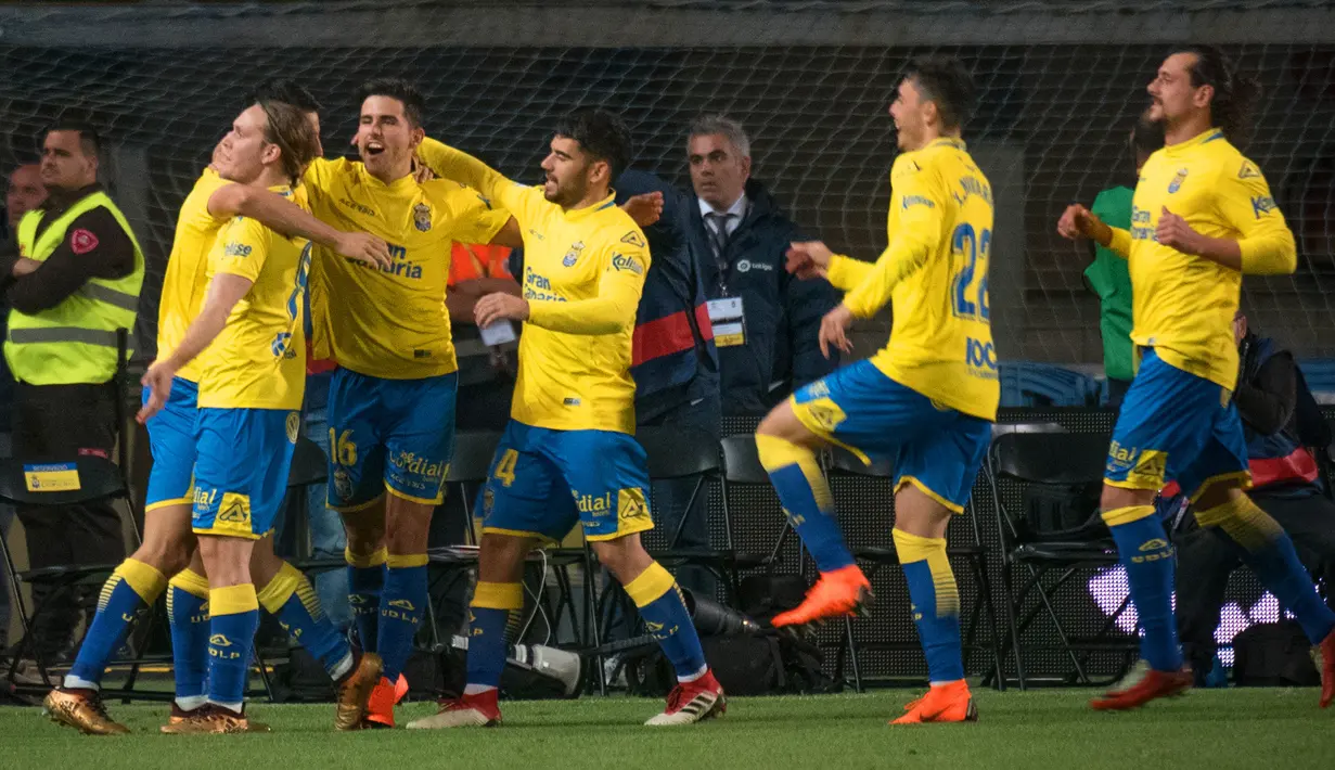 Para pemain Las Palmas merayakan gol yang dicetak Jonathan Calleri pada laga La Liga Spanyol di Stadion Gran Canaria, Las Palmas, Kamis (1/3/2018). Kedua klub bermain imbang 1-1. (AFP/Desiree Martin)