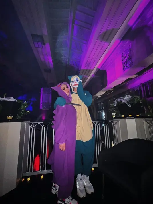 Masih dalam suasana Halloween, belum lama ini Agnez juga sempat mengunggah potret kostum mereka yang keren sekaligus lucu. @agnezmo.