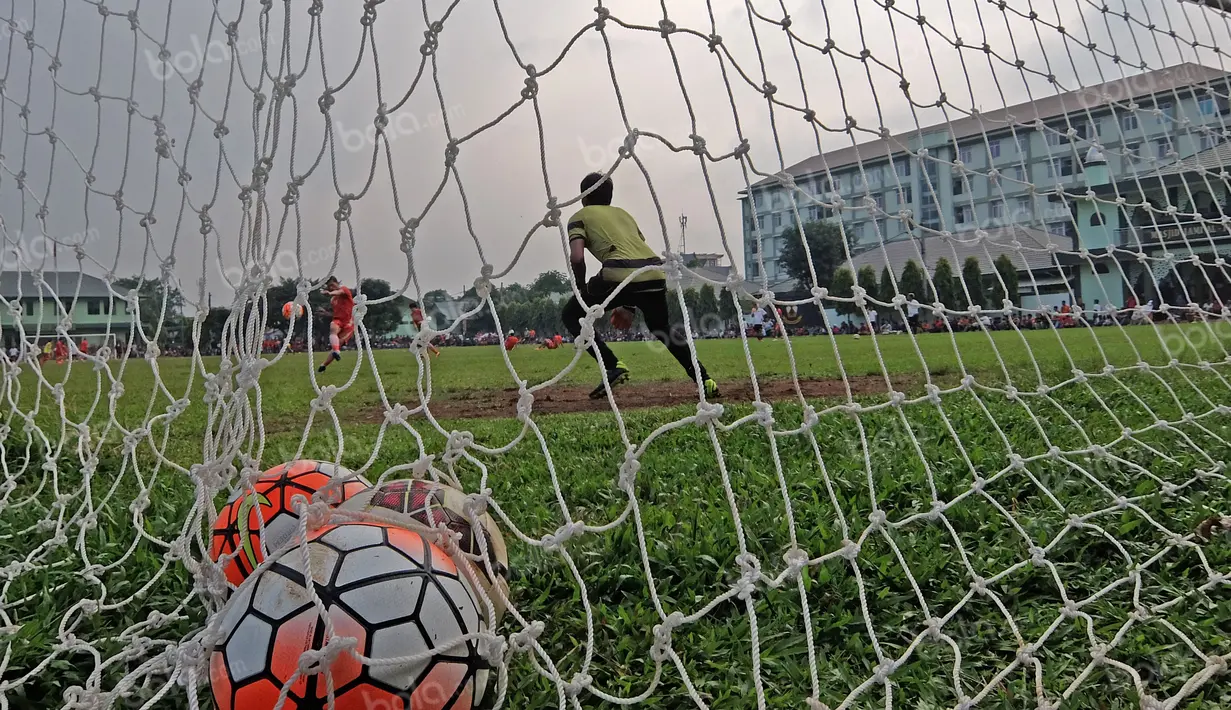 Kiper Persija Jakarta mencoba menghadang sepakan Ismed Sofyan pada sesi latihan di Lapangan Yon Zikon TNI AD, Selasa (6/9/2016). (Bola.com/Nicklas Hanoatubun)