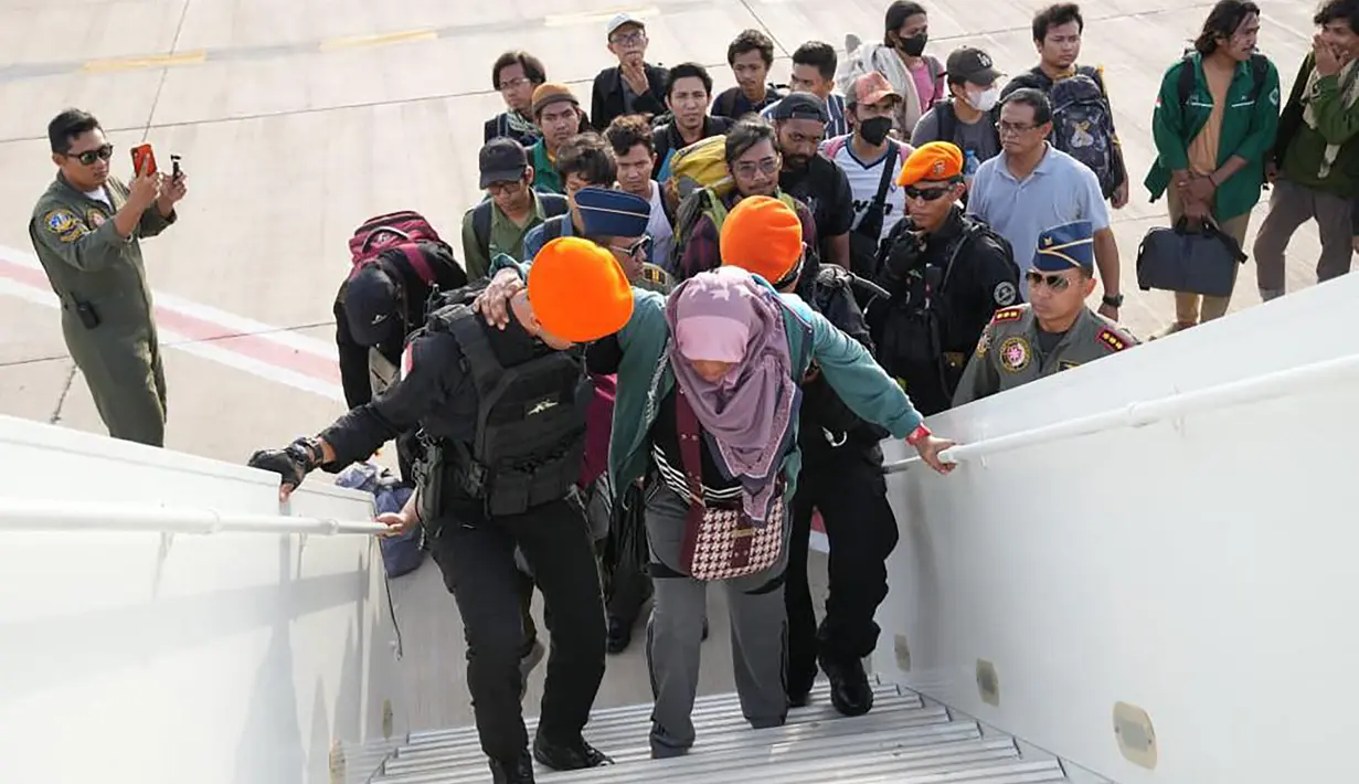 Selanjutnya, WNI yang sudah berhasil di evakuasi ke Jeddah, akan kembali ke Tanah Air menggunakan beberapa pesawat komersial. (Handout/Indonesian Armed Forces (TNI)/AFP)