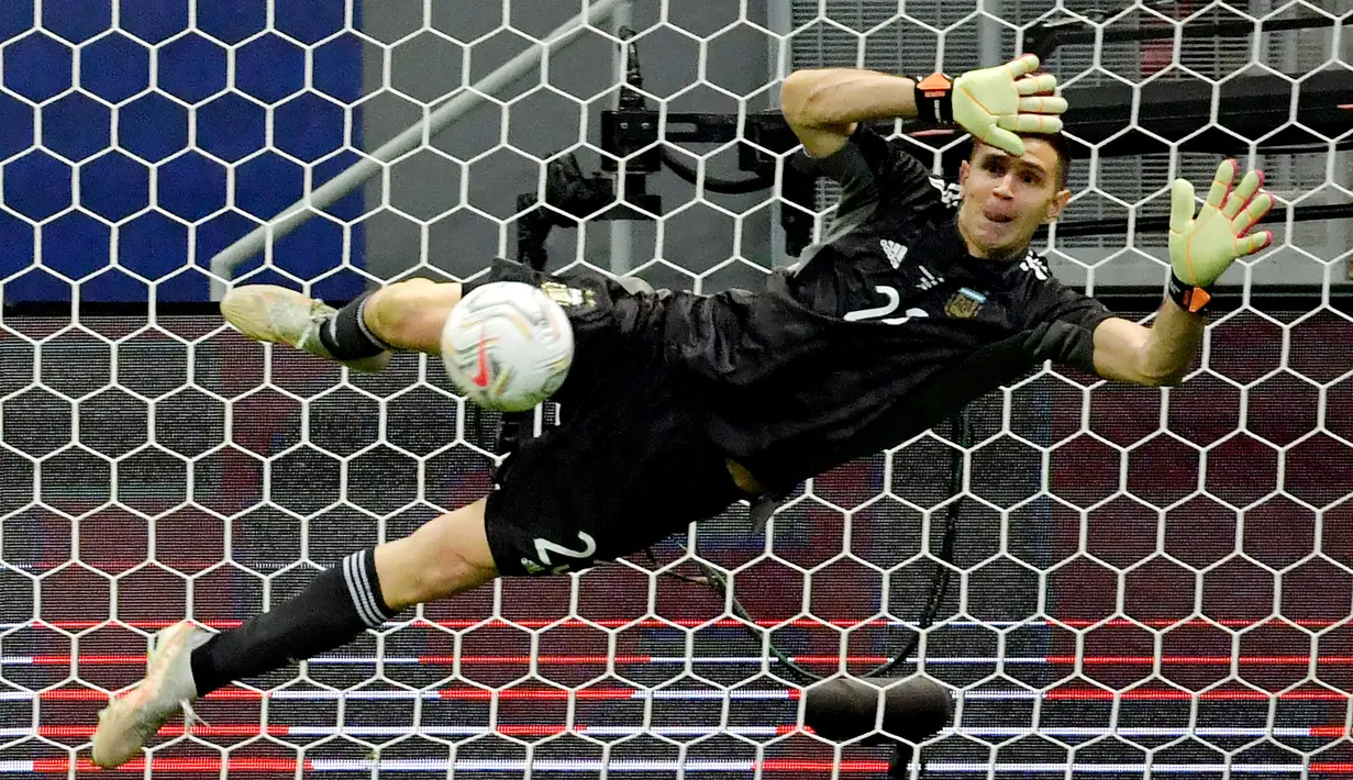 Kiper Argentina, Emiliano Martinez, berhasil mematahkan tendangan pemain Kolombia, Yerry Mina, pada laga semifinal Copa America 2021 di Mane Garrincha, Brasil Selasa (6/7/2021). (Foto: AFP/Nelson Almeida)