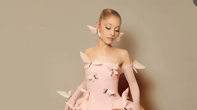 Ariana Grande tampil memukau dengan gaun kupu-kupu bak princess. [@robertwun]