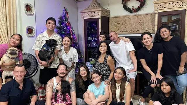 6 Potret Artis Rayakan Natal Bareng Keluarga Besar, Jadi Momen Kumpul