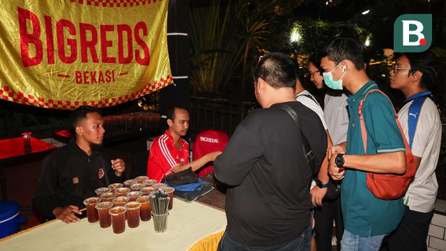 Foto: Riuhnya Chant Dukungan Tiada Henti Bigreds Regional Bekasi dalam Roaring Night Liga Inggris 2023/2024 MU Kontra Liverpool