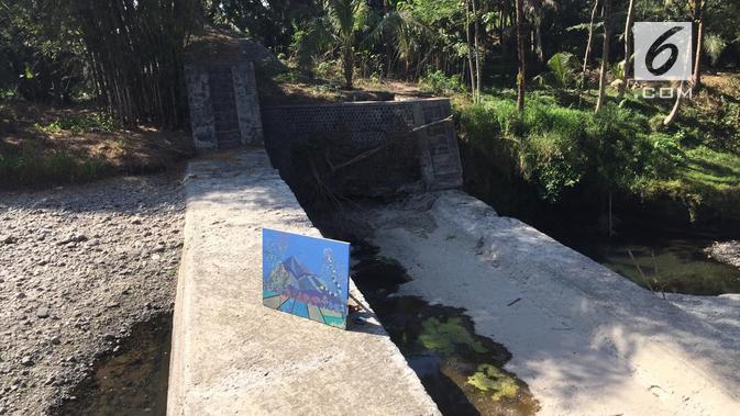 Pameran tunggal yang benar-benar tunggal karena menyajikan hanya satu lukisan dan dipajang di dam penahan lahar di tengah sungai Blongkeng. (foto: Liputan6.com/edhie prayitno ige)