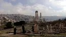 Para wisatawan mengunjungi situs arkeologi Citadel di Amman, ibu kota Yordania (26/11/2020). Situs arkeologi Citadel adalah sebuah situs bersejarah di pusat kota Amman, ibu kota Yordania. (Xinhua/Mohammad Abu Ghosh)