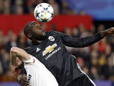 Pemain Manchester United, Romelu Lukaku berebut bola dengan dua pemain Sevilla pada laga 16 besar Liga Champions di Ramon Sanchez Pizjuan stadium, Seville, (21/2/2018). Babak pertama berakhir imbang 0-0.(AP/Miguel Morenatti)