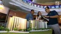 Sebuah maket plan yang mengusung konsep Transit Oriented Development digelar pada pameran properti LRT City Expo di Jakarta, Sabtu (21/7). Anak usaha dari PT Adhi Karya, Adhi Commuter Properti  menargetkan penjualan pemasaran Rp 19 miliar. (Liputan6.com)